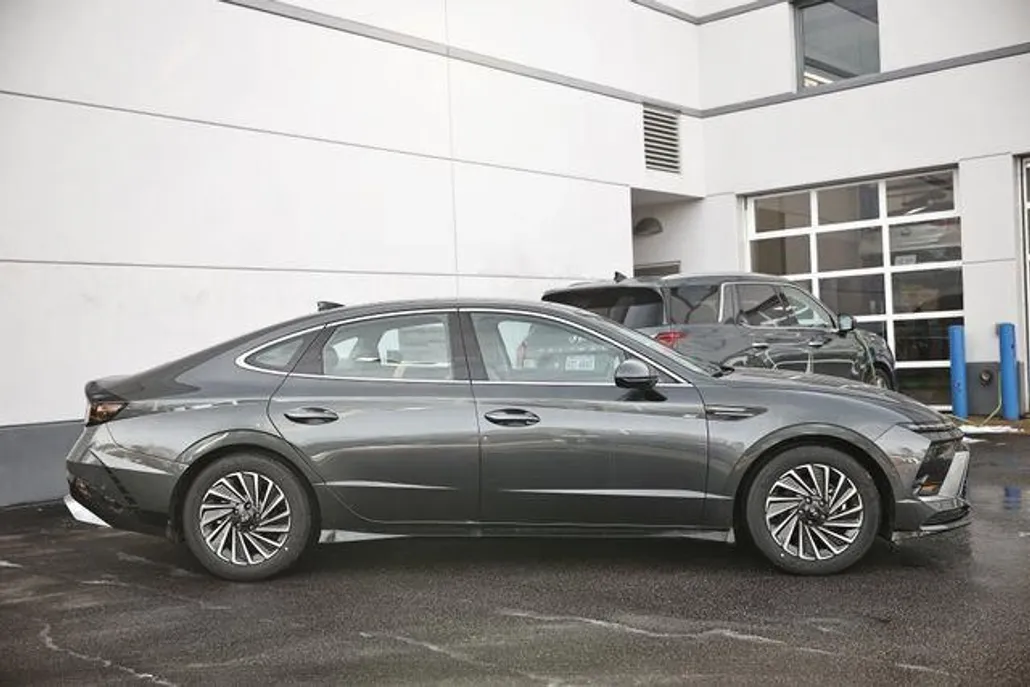 2025 Hyundai Sonata Hybrid Limited photo 1