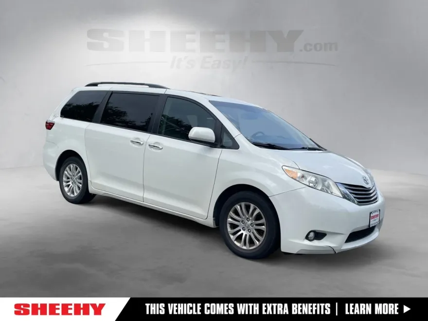 2017 Toyota Sienna XLE photo 1