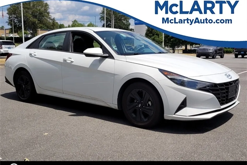 2023 Hyundai Elantra SEL photo 1