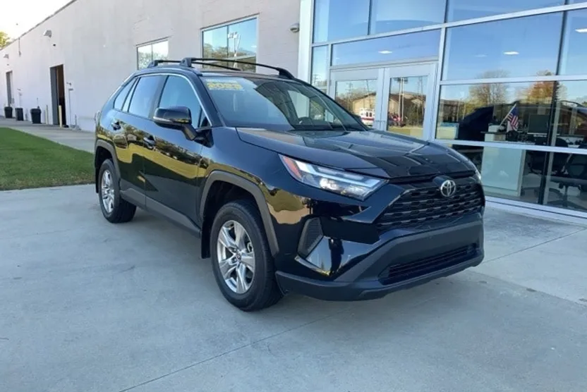 2023 Toyota RAV4 XLE photo 1