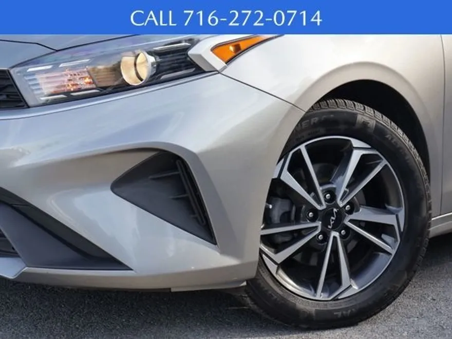 2023 Kia Forte LXS photo 1