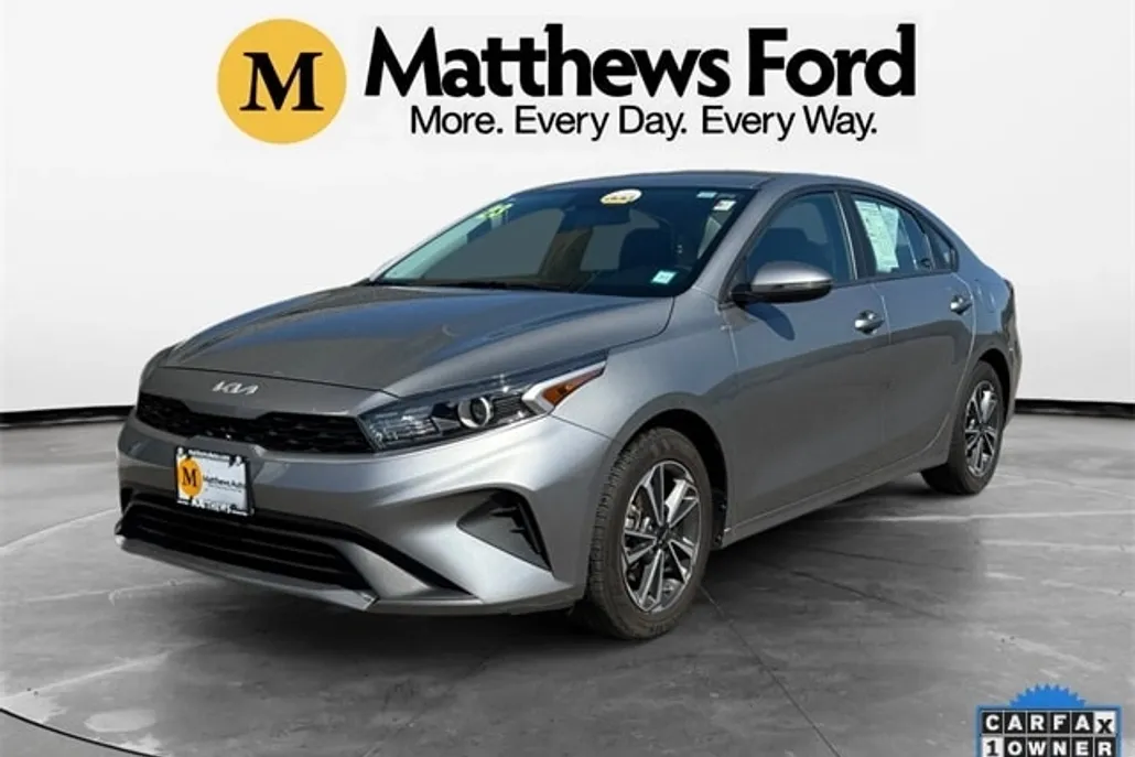 2023 Kia Forte LXS photo 1