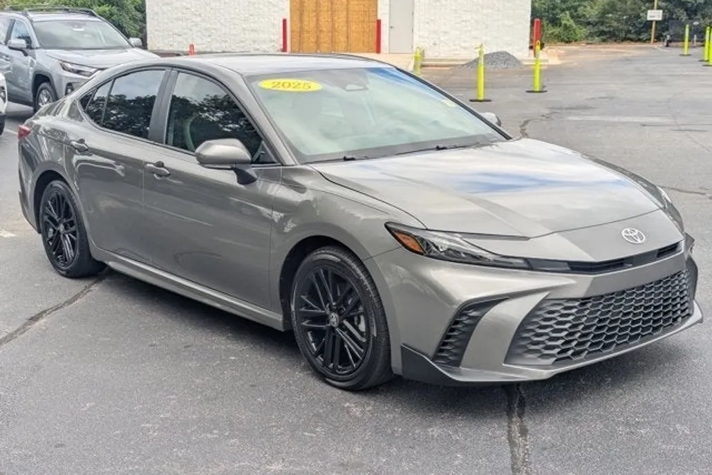 2025 Toyota Camry SE photo 1