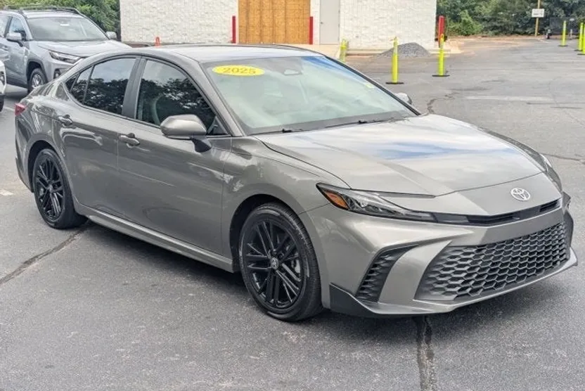 2025 Toyota Camry SE photo 1