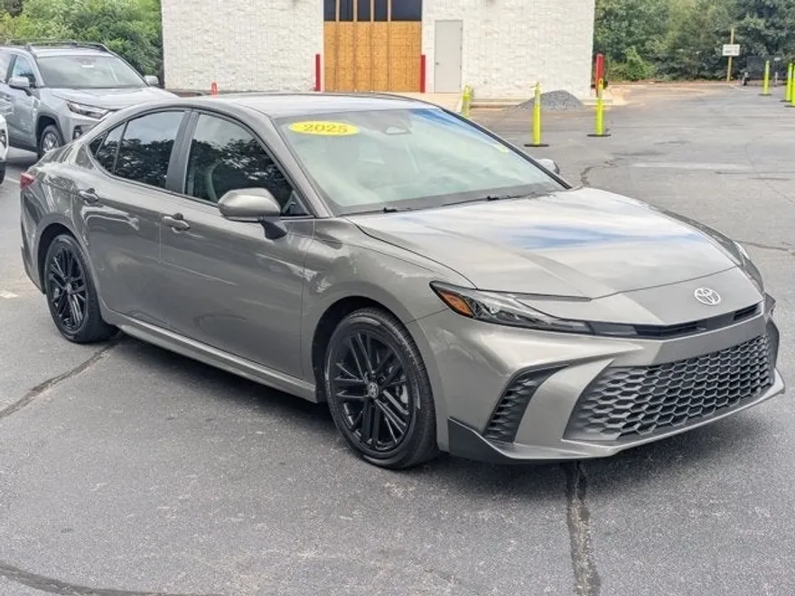 2025 Toyota Camry SE photo 1
