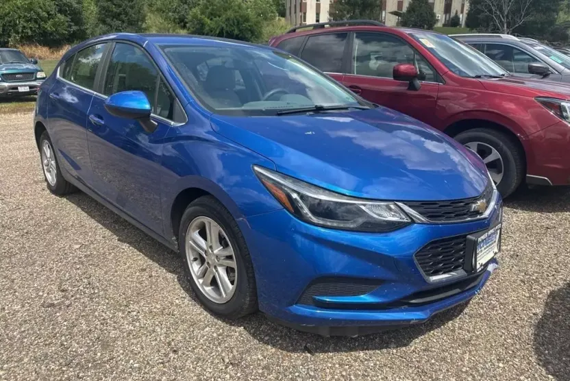 2017 Chevrolet Cruze LT photo 1