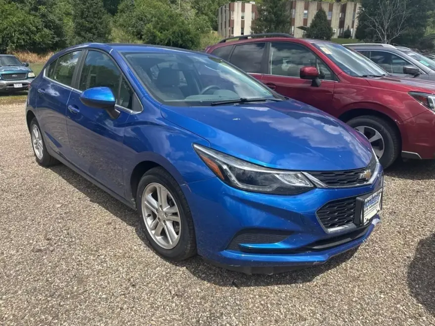 2017 Chevrolet Cruze LT photo 1