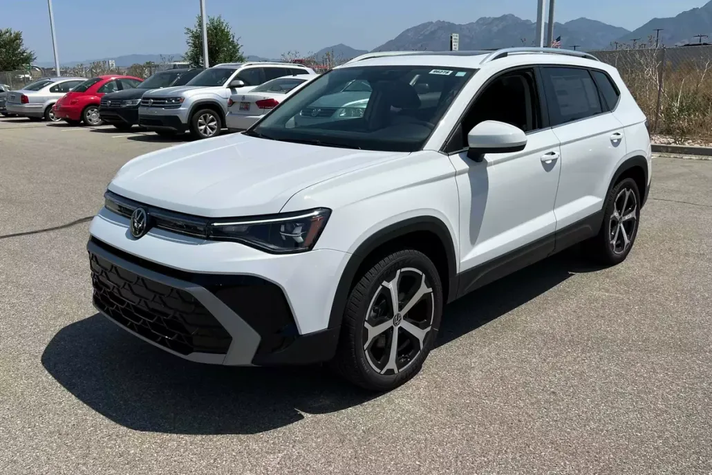2025 Volkswagen Taos SEL photo 1
