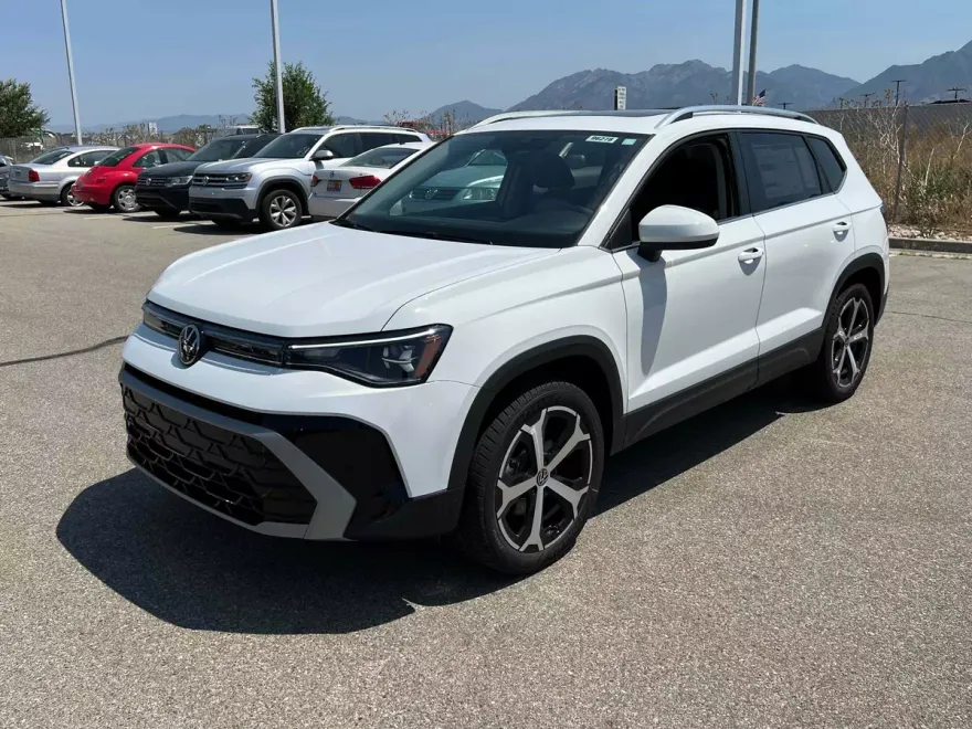 2025 Volkswagen Taos SEL photo 1
