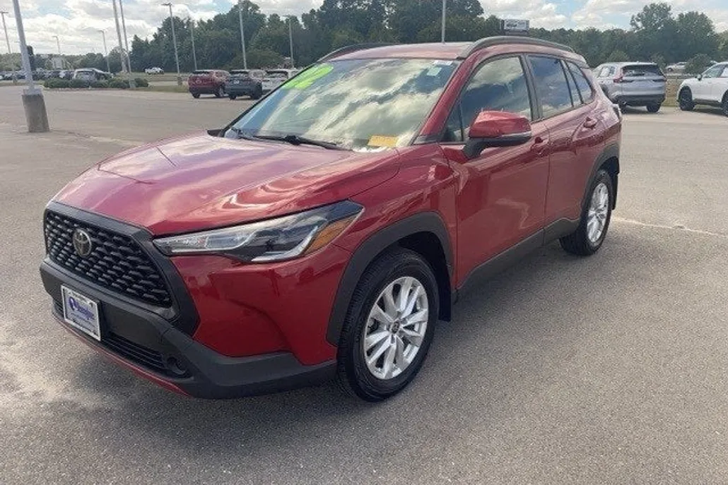 2022 Toyota Corolla Cross LE photo 1