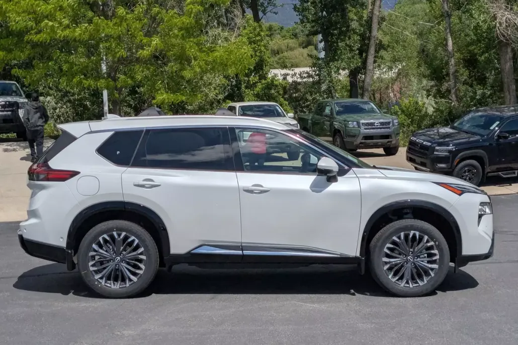 2025 Nissan Rogue Platinum photo 1