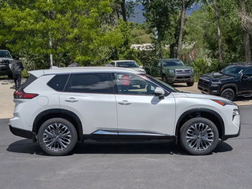 2025 Nissan Rogue Platinum photo 1