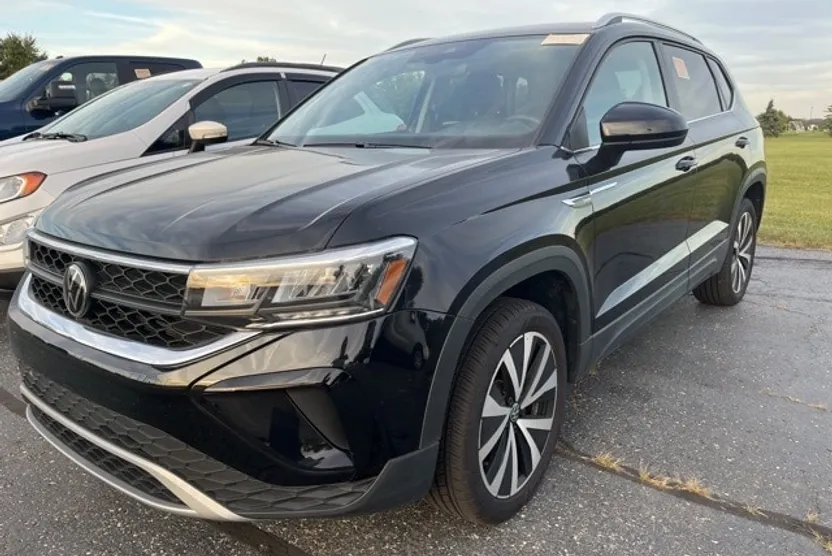 2024 Volkswagen Taos SE photo 1