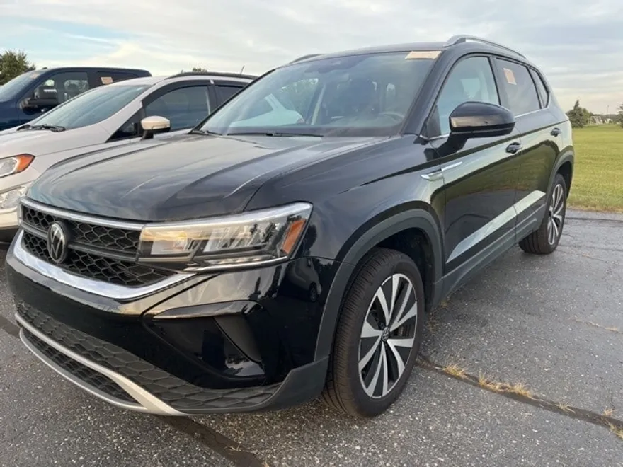 2024 Volkswagen Taos SE photo 1