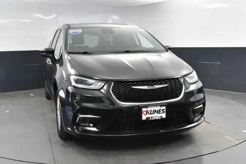 2023 Chrysler Pacifica Touring L photo 1