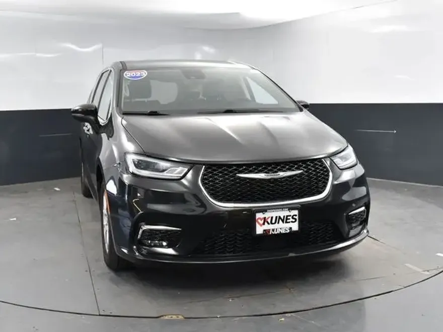 2023 Chrysler Pacifica Touring L photo 1