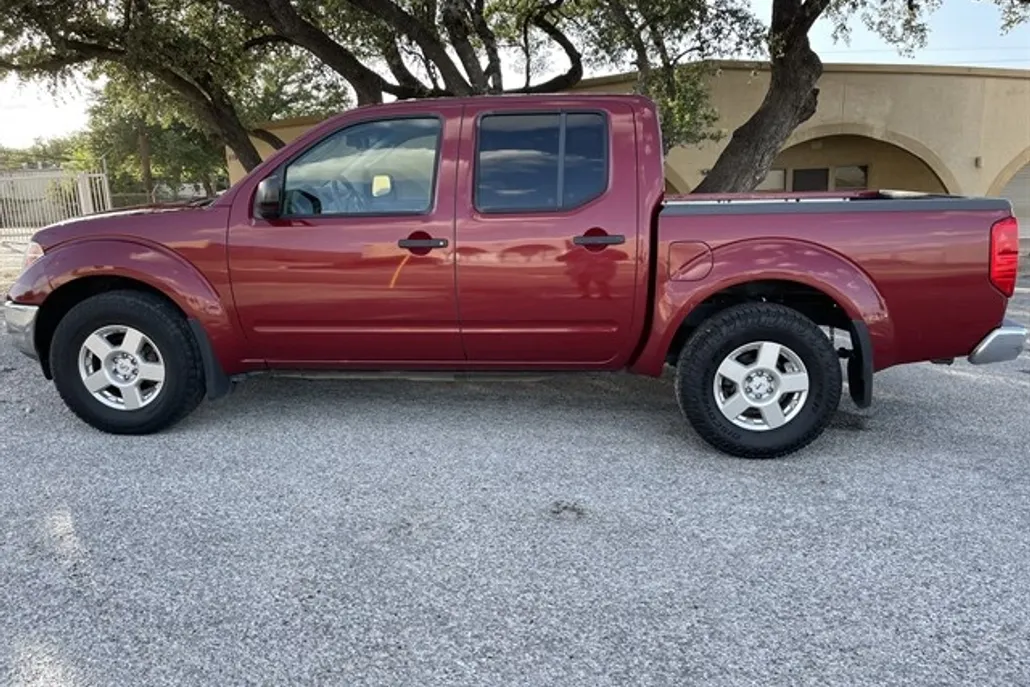 2007 Nissan Frontier Crew Cab LE photo 1