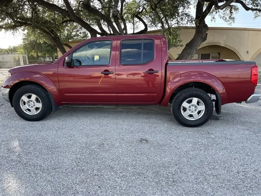 2007 Nissan Frontier Crew Cab LE photo 1