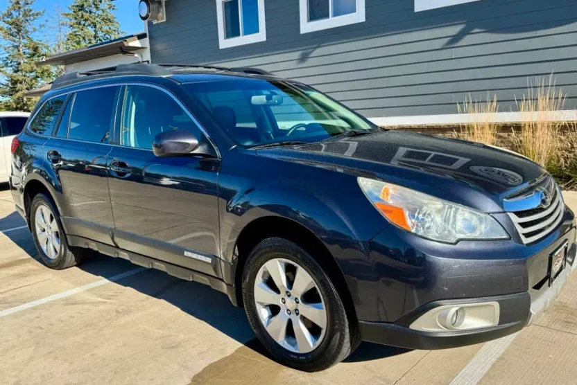 2010 Subaru Outback Limited photo 1