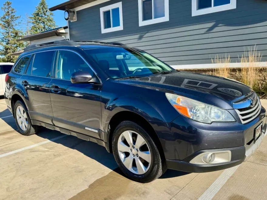 2010 Subaru Outback Limited photo 1
