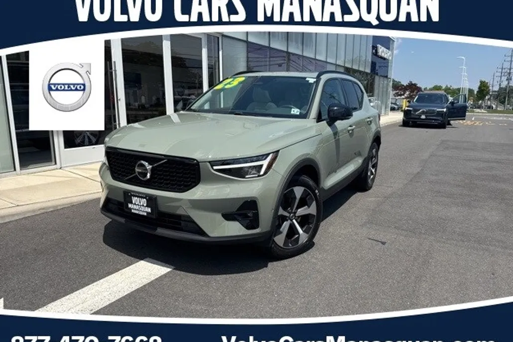 2023 Volvo XC40 Plus photo 1