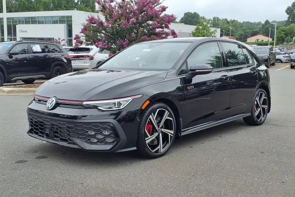 2025 Volkswagen Golf GTI SE photo 1