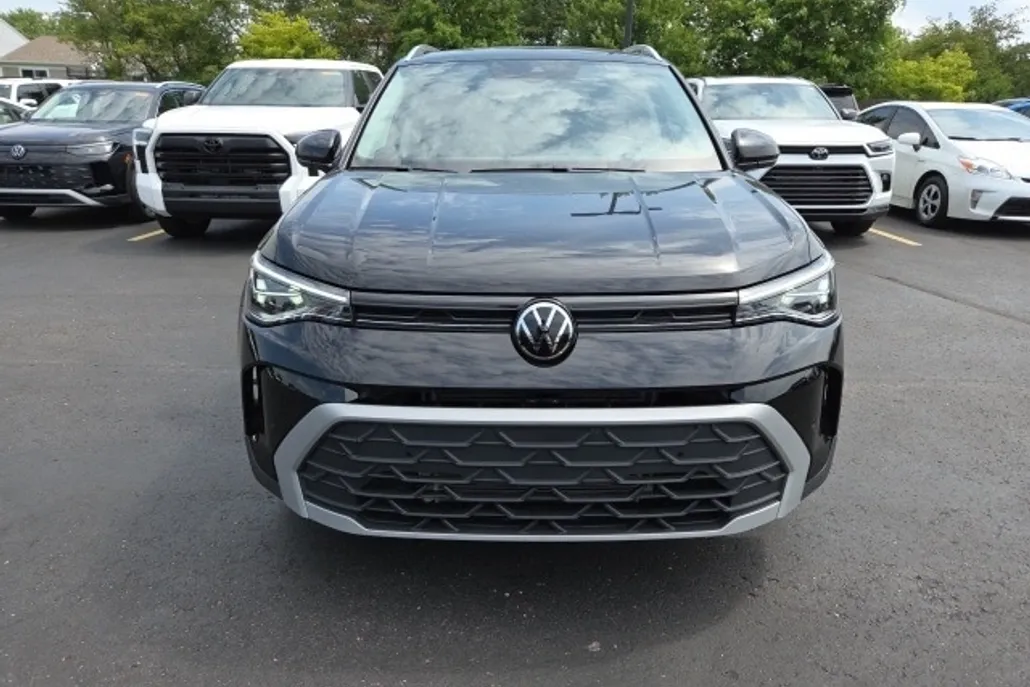 2025 Volkswagen Taos SE photo 1