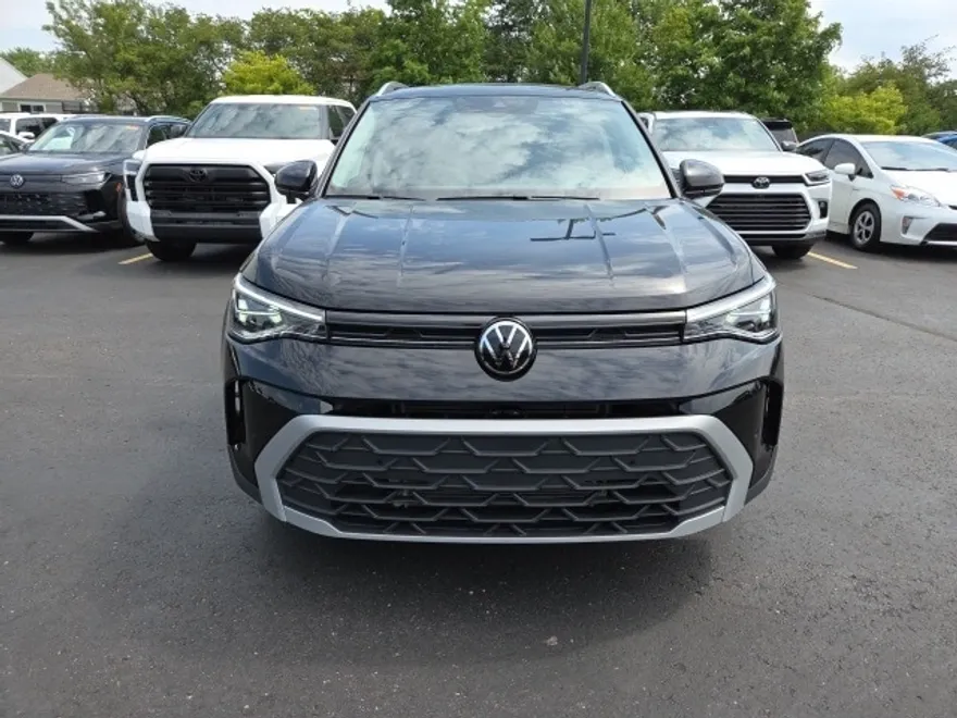 2025 Volkswagen Taos SE photo 1