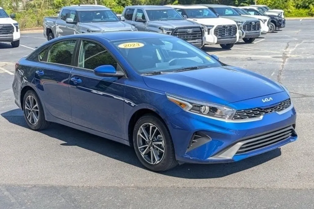 2023 Kia Forte LXS photo 1
