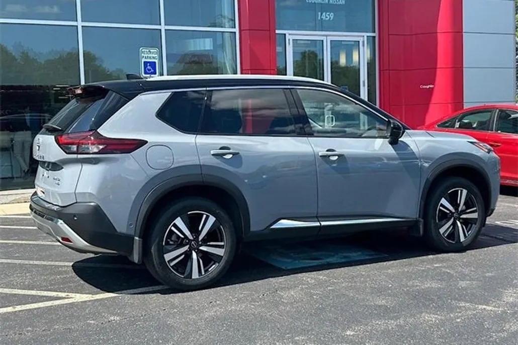 2023 Nissan Rogue Platinum photo 1