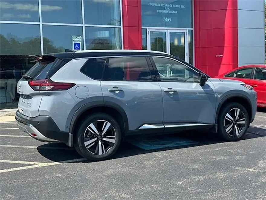 2023 Nissan Rogue Platinum photo 1