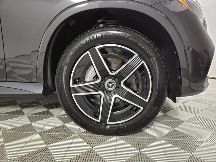 2025 Mercedes Benz GLC 300 photo 1