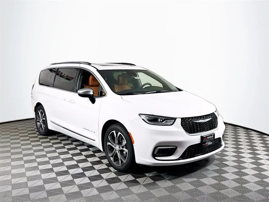 2025 Chrysler Pacifica Pinnacle photo 1