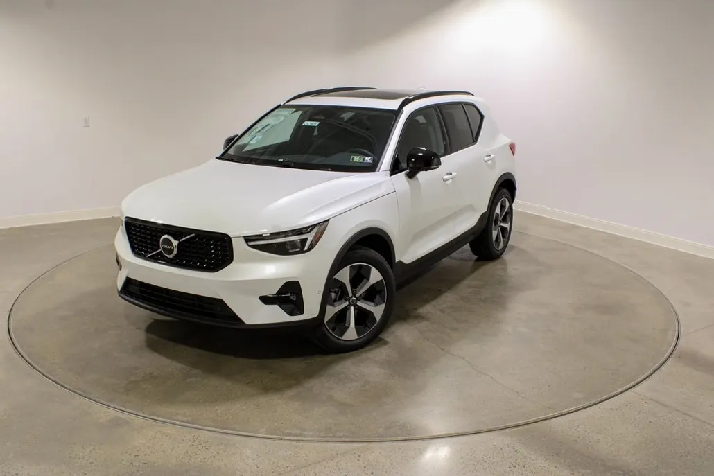 2026 Volvo XC40 Plus photo 1