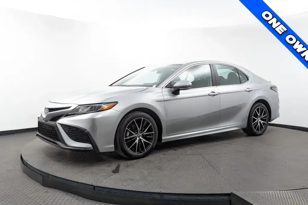 2024 Toyota Camry SE photo 1