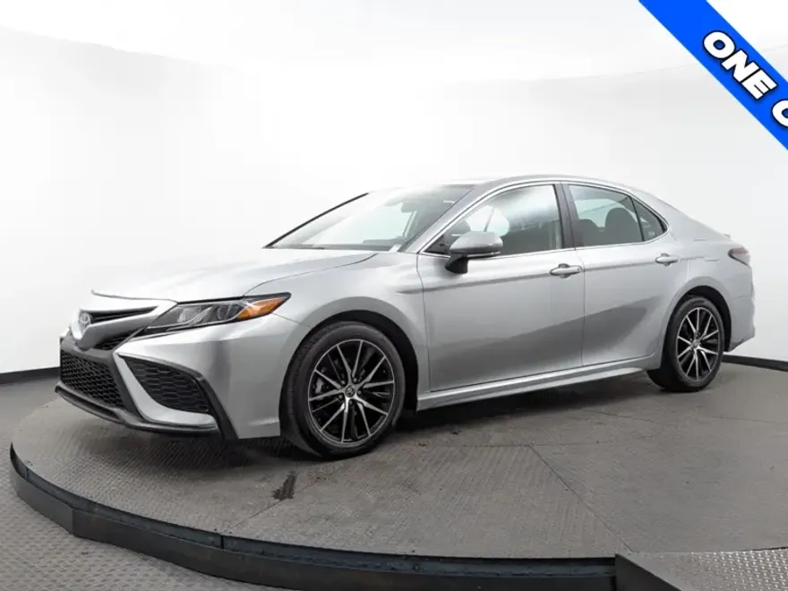 2024 Toyota Camry SE photo 1