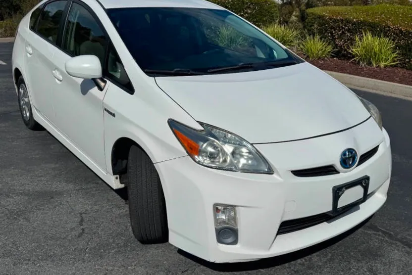 2011 Toyota Prius One photo 1