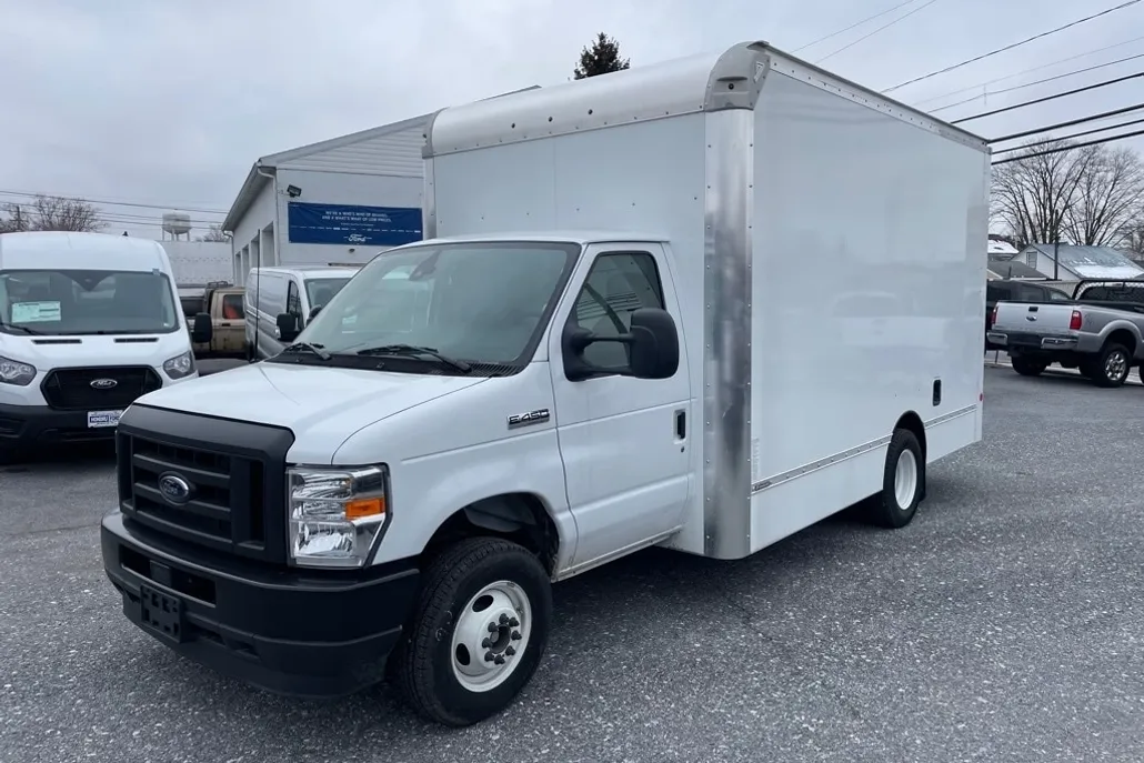 2024 Ford E-450 Cutaway photo 1