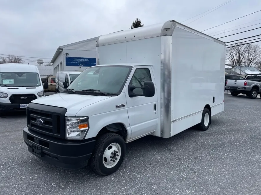 2024 Ford E-450 Cutaway photo 1