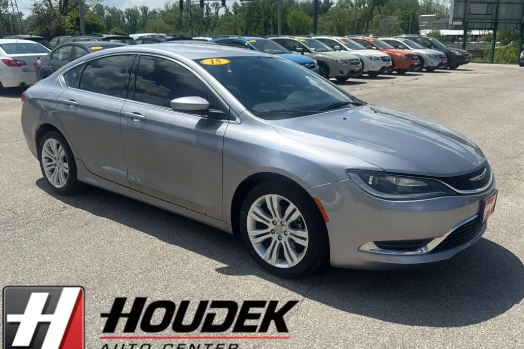 2015 Chrysler 200 Limited photo 1