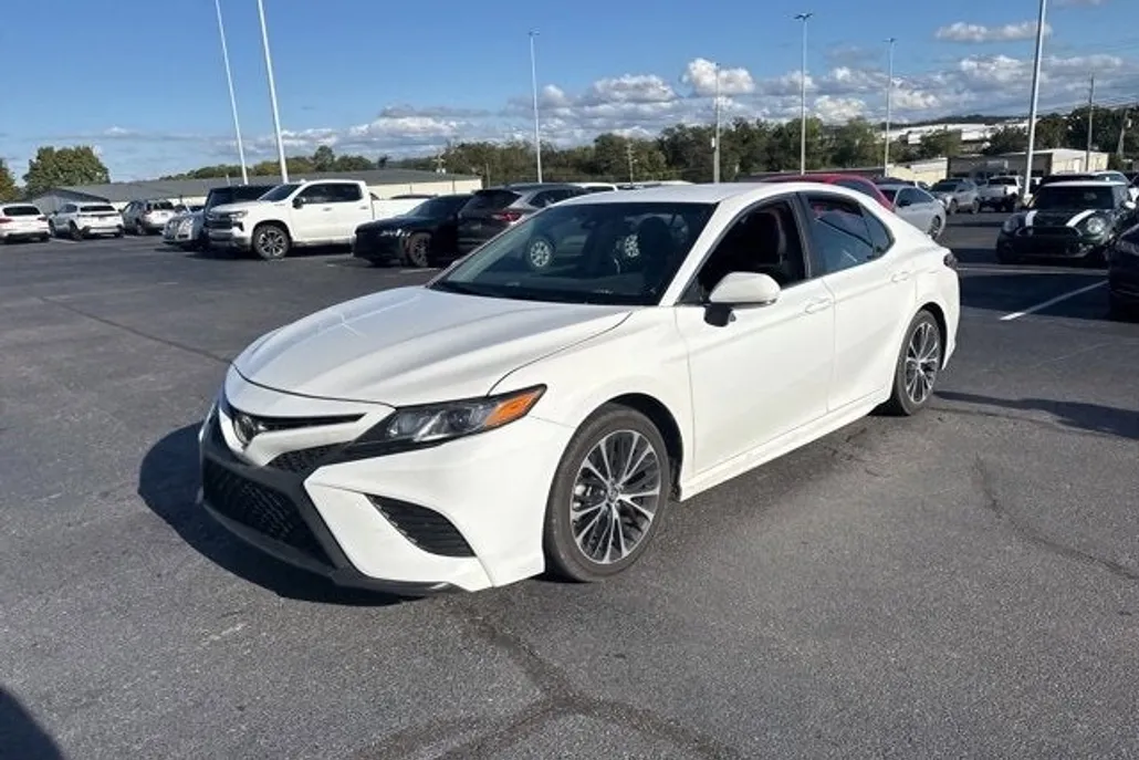 2018 Toyota Camry LE photo 1