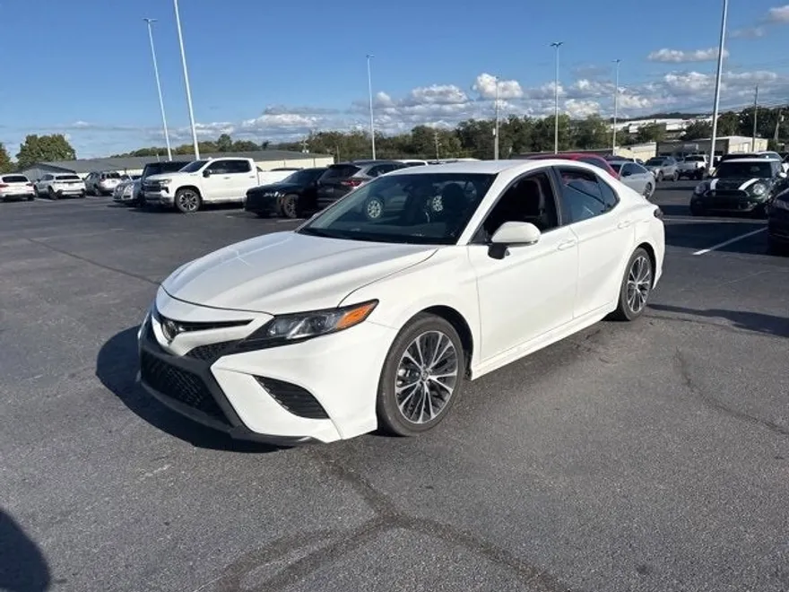 2018 Toyota Camry LE photo 1