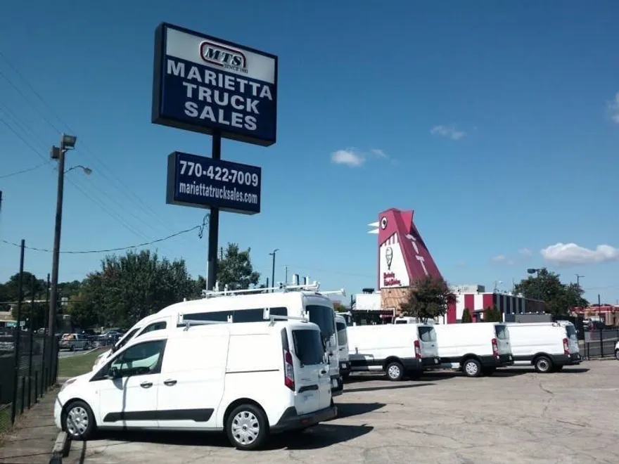 2011 Chevrolet Express 3500 Cutaway photo 1