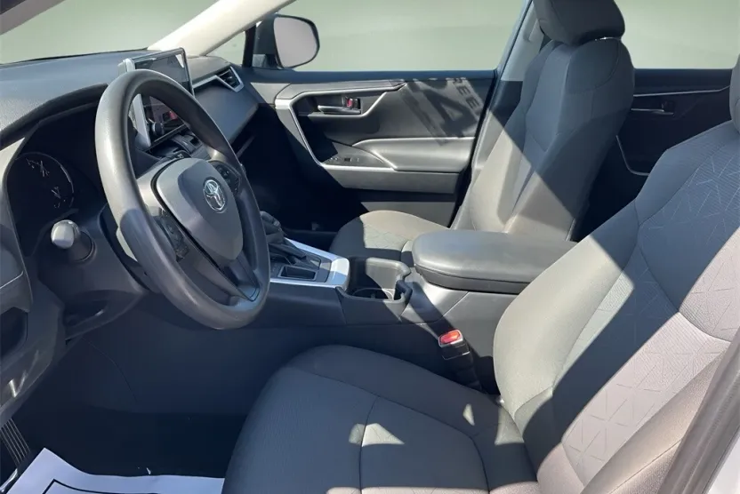 2024 Toyota RAV4 XLE photo 1