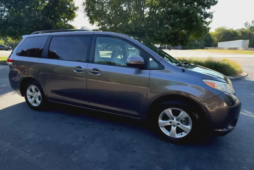2012 Toyota Sienna LE photo 1
