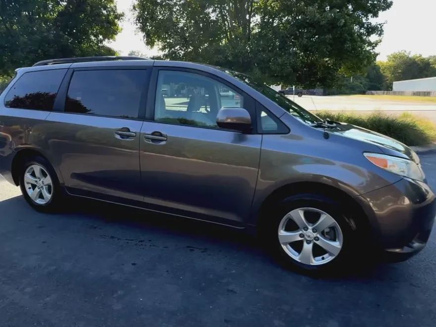 2012 Toyota Sienna LE photo 1