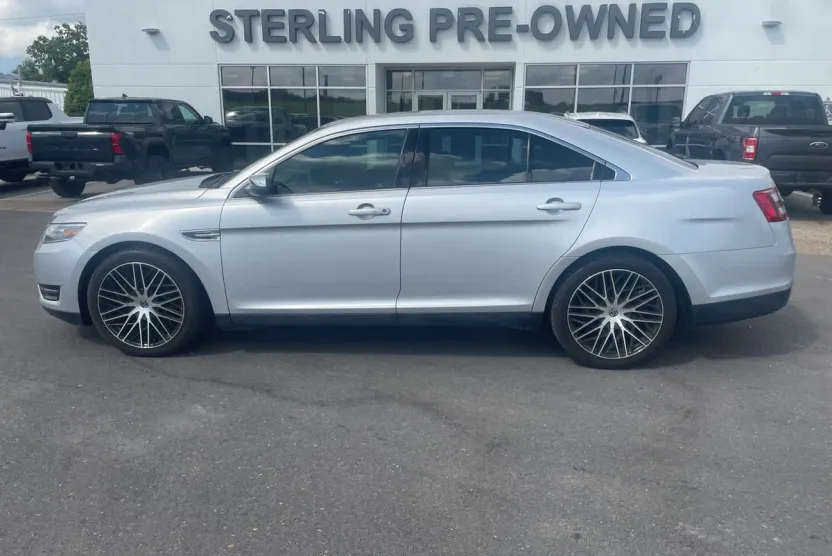 2017 Ford Taurus Limited photo 1