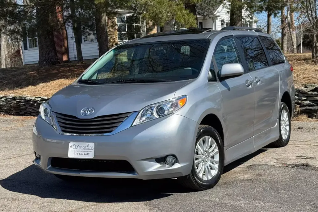 2011 Toyota Sienna XLE photo 1