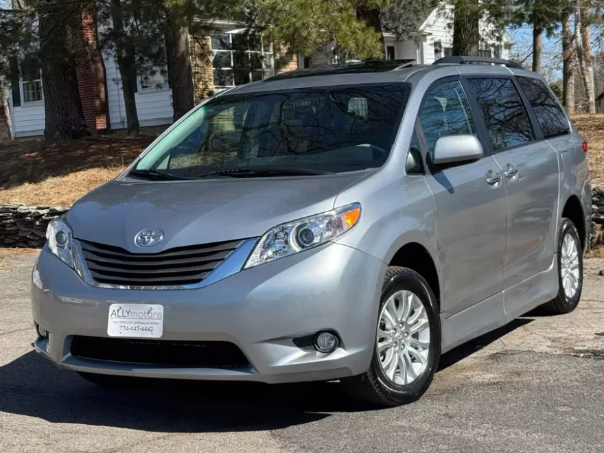 2011 Toyota Sienna XLE photo 1