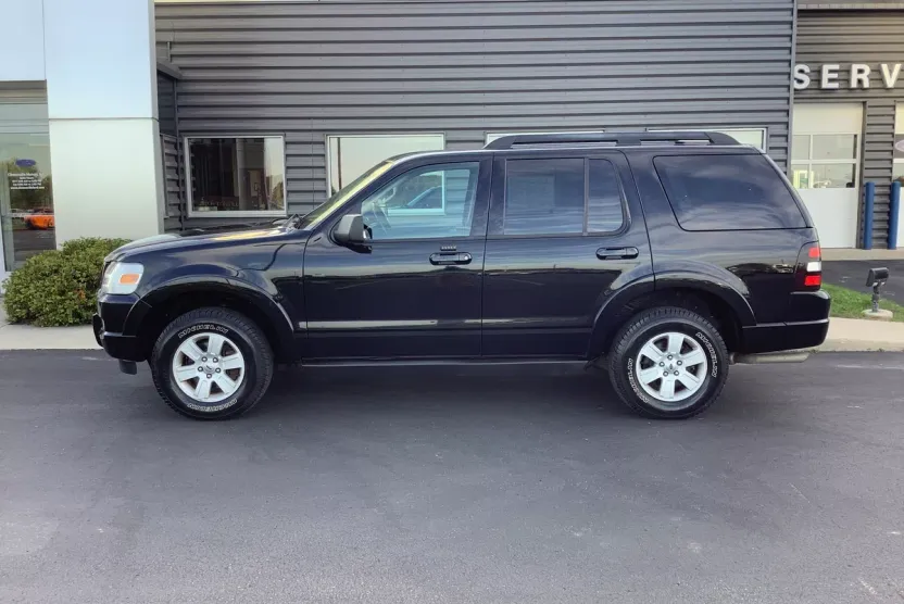 2010 Ford Explorer XLT photo 1